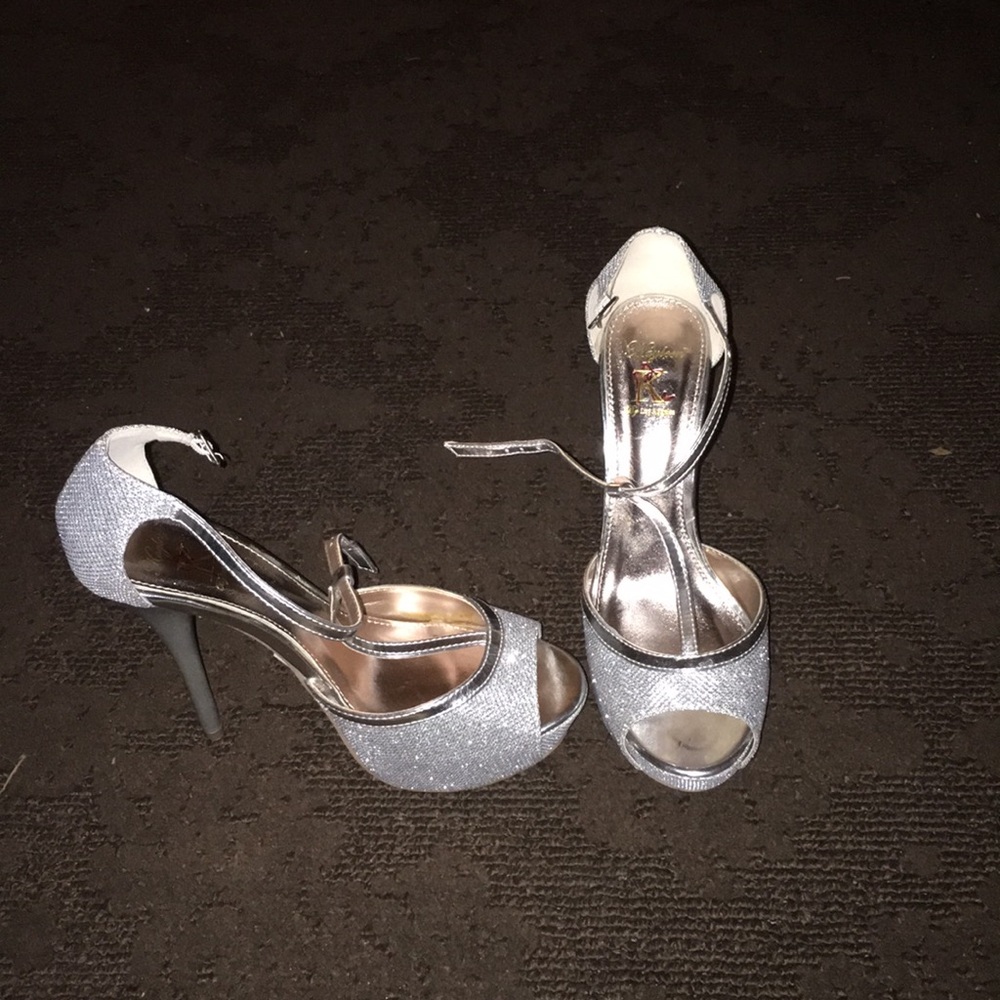 Silver Heels - Picture 3 of 3